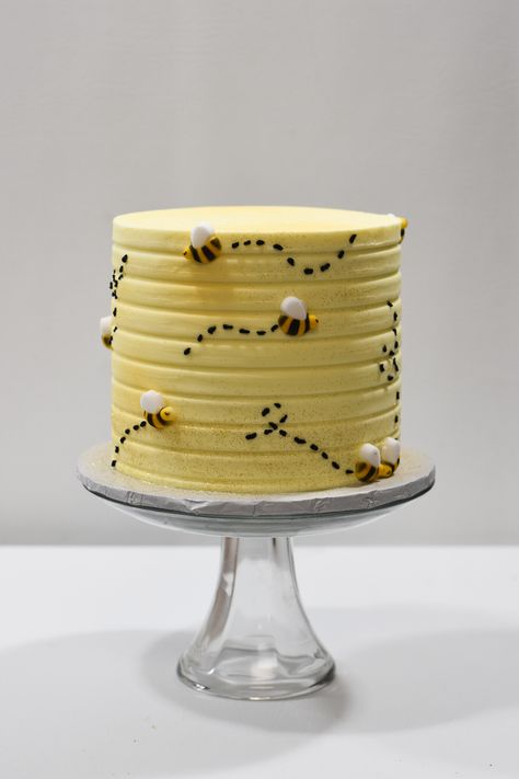 Bee Birthday Cake, Bee Birthday Party, Bee Cakes, Simple Cake Designs, Bee Creative, Simple Birthday Cake, Cake Decorating Designs, Pretty Birthday Cakes, Yellow Cake