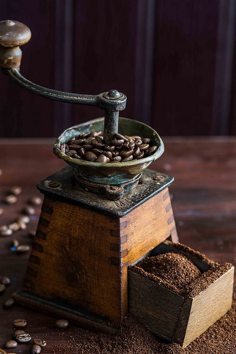 coffee grinder Coffee Grinder Vintage, Antique Coffee Grinder, Coffee Photography, Chocolate Coffee, Coffee Cafe, Coffee Grinder, Coffee Love, V60 Coffee, Vintage Coffee