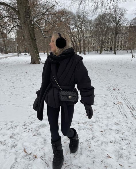 Lovisa Wallin on Instagram: “My latest snowy looks🖤 any favorite?” Swiss Winter Outfits, Winter Shopping Outfit Cold Weather, Snow Outfits For Women Cold Weather, Outfit Neve, Mode Au Ski, Snow Outfits For Women, Apres Ski Outfit, Ski Outfit For Women, Minimalist Winter Outfit