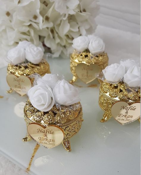 Wedding Cady Boxgold Colored Small Plastic Boxcustomized - Etsy Wedding Favors Rustic, Rustic Favors, Wedding Favours Luxury, Wedding Card Frames, Rustic Ring Box, Creative Wedding Gifts, Afghan Wedding, Wedding Candy Boxes, Wedding Chocolate