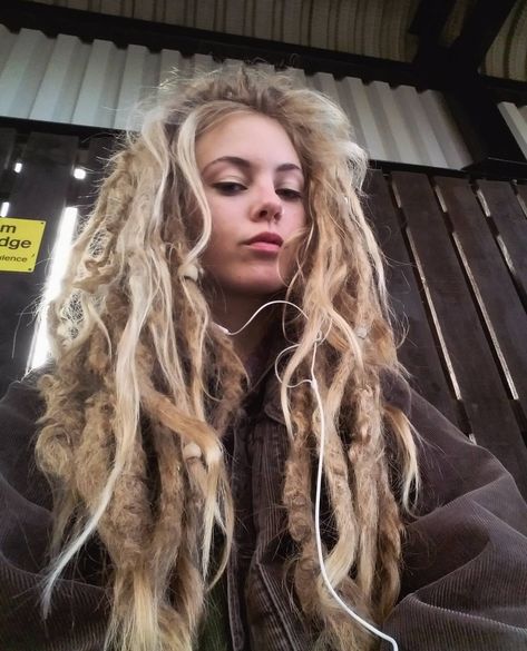 Natty Dread White Girls / The dreads have a mind of their own....Lioness White Girl Dreads, Freeform Dreads, White Dreads, Rasta Hair, Dreadlocks Girl, Blonde Dreads, Natural Dreads, Dreads Girl, Beautiful Dreadlocks