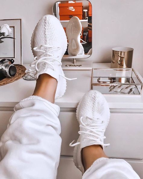 Adidas Yeezy 350 V2 cream white 🕊👟 �• available now. 🔥 Click the link in our bio to shop these. 🏳️ Make sure to follow @boolopo_com •… Yeezy Womens, Yeezy Outfit, Basket Style, Adidas Yeezy 350, Street Style Shoes, Nike Air Shoes, Fresh Shoes, Hype Shoes, Yeezy Shoes