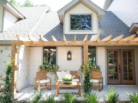 Chip and Joanna Gaines help a California couple, looking to settle in Waco, create a distinctive home with lots of space, light and a cottage vibe. Outdoor Rooms, Farmhouse Backyard, Space Light, Waco Texas, Casa Exterior, Front Patio, Pergola Patio, Magnolia Homes, Joanna Gaines