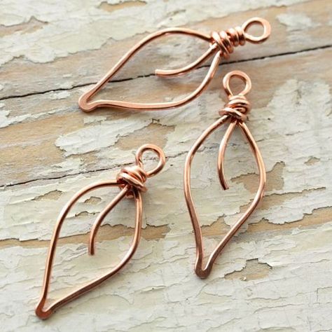 A wire leaf: for the plant id tags that are made with the alphabet beads and just dangle. Wire Jig, Copper Wire Jewelry, Bijoux Fil Aluminium, Wire Jewelry Designs, Diy Wire Jewelry, Wire Work Jewelry, Jewelry Techniques, Handmade Wire Jewelry, Work Jewelry