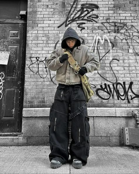 How about his color? 🌪️ Outfit info 👇🏻 • • • 📸 @undscovered_ ���🇨🇦 🧥Outer : le ninety 👔Top : cole henry 👖Bottom : Self made 👞Shoes : balenciaga 👜Bag : dusty green duty • • • • • • washing vintage gray working wacket, hoodie, beige cross bag, baggy cargo pants, boots, men’s outfit, canada Winter Baggy Outfits, Y2k Outfits For Men, Cargo Pants Boots, Baggy Cargo Pants Outfit, Baggy Outfits Men, Winter Outfits Canada, Balenciaga Outfit, Baggy Pants Outfit, 2000s Men