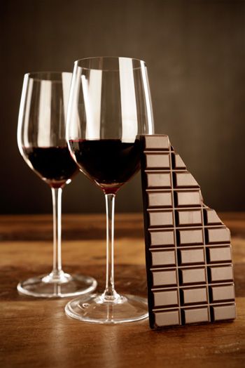 Chocolate and wine Chocolate Pairings, Chocolate Wine, Wine Photography, Wine Tasting Party, Valentine Chocolate, Wine Food Pairing, Wine Quotes, Wine Art, Wine Cheese