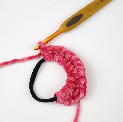 Crochet Trendy, Crochet Hairband, Scrunchies Diy, Crochet Bows, Crochet Headband Pattern, Crochet Hair Accessories, Crochet Stitches For Beginners, Learn How To Crochet, Clothes Diy