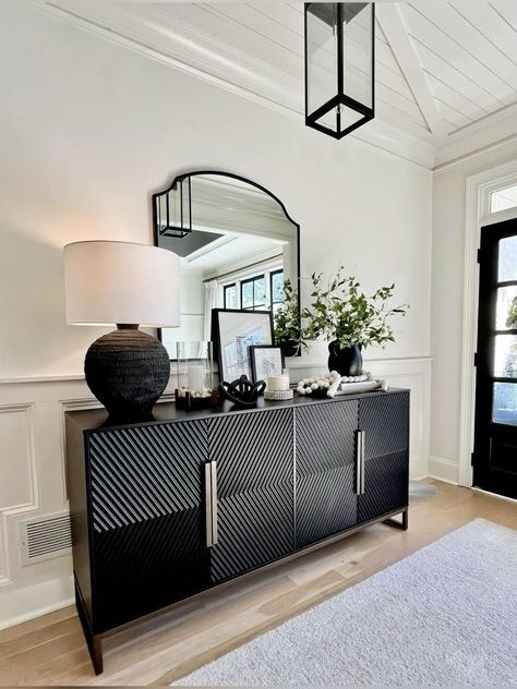 Discover unique furniturre to make your home first impression remarkable Entryway Aesthetic Modern, Entry Way Hallway Ideas, How To Style Entryway Table, Interior Entryway Ideas, Entry Way Table Ideas, Black And White Entryway, Old Money Interior Design, Old Money Interior, Black And White Mirror