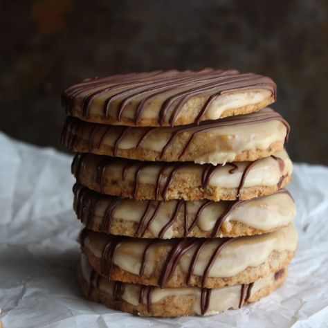 Espresso cookies with coffee glaze and dark chocolate drizzle.

#coffeeandcookies #coffeelovers #coffee #espresso #espressocookies #coffeeglaze #caramel #dulcedeleche #darkchocolate #cookies #ilovecookies #cookierecipes #cookieblog #atxblogger #cookiereels Caramel Macchiato Cookies, Espresso Martini Cookies, Milk Tea Cookies, Pig Desserts, Espresso Shortbread Cookies, Coffee Shortbread, Coffee Bean Cookies, Espresso Shortbread, Coffee Sugar Cookies