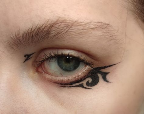 Forehead Makeup Art, Graphic Liner Makeup Black, Artistic Eyeliner, Puppy Liner, Easy Graphic Liner, Eyeliner Art, Funky Makeup, Punk Makeup, Graphic Makeup