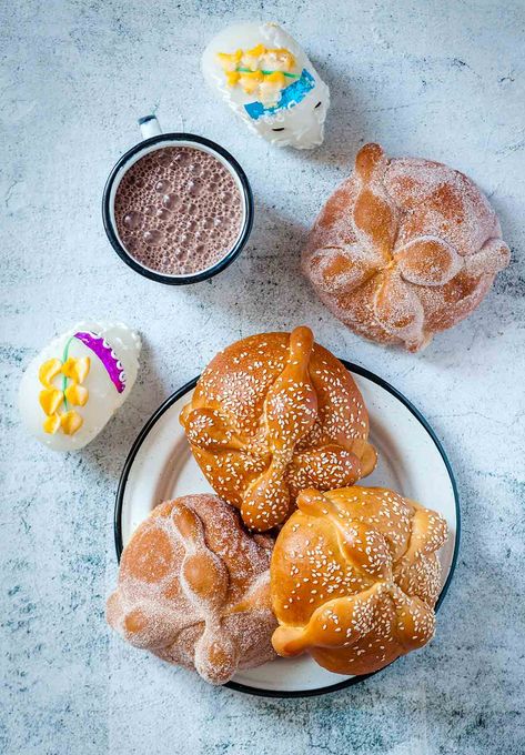 Day Of The Dead Bread Recipe, Dead Bread Recipe, Day Of The Dead Bread, Holiday Theme Food, Latin Desserts, Day After Halloween, Easy Desert Recipes, Mexican Bread, Mexican Day Of The Dead