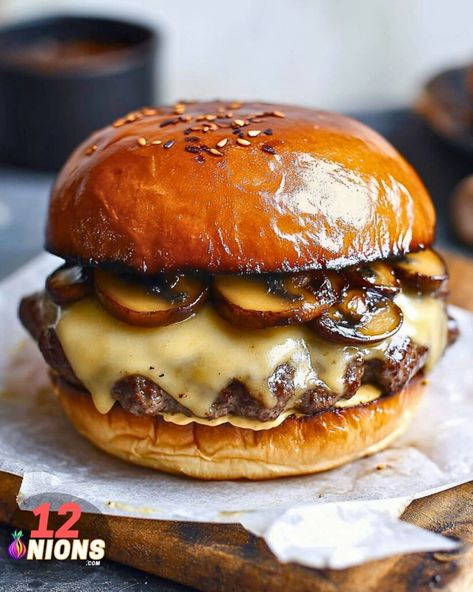 Mushroom Swiss Burger Mushroom Swiss Smash Burger, Swiss Burger, Mushroom Swiss Burger, Mini Tart Recipes, Recipes Sandwiches, Cheese Burgers, Mushroom Burger, Gourmet Burgers, Healthy Groceries