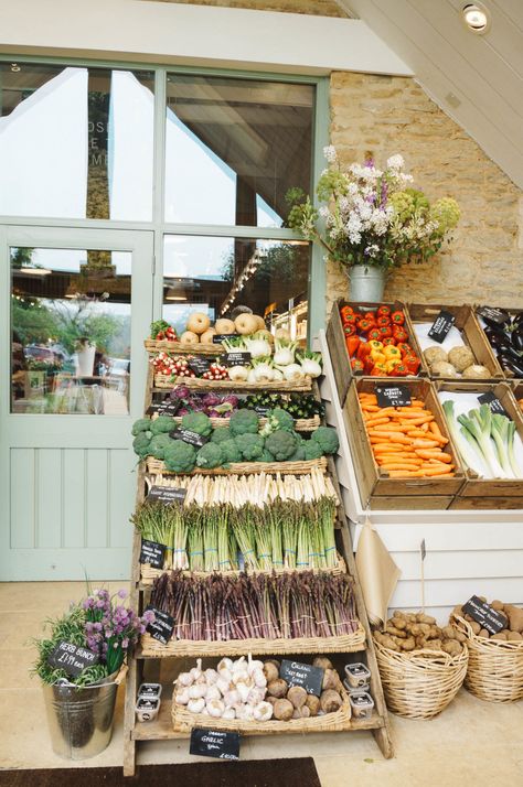 Farm-fresh and healthy food options in Daylesford, England. #healthyfood #cleaneating Small Farm Shop Design, Produce Farm, Greengrocer Shop, Small Farm Store, Farm Shop Aesthetic, Farm Store Aesthetic, Roadside Farm Store, Farm Cafe Design, Fruit Farm