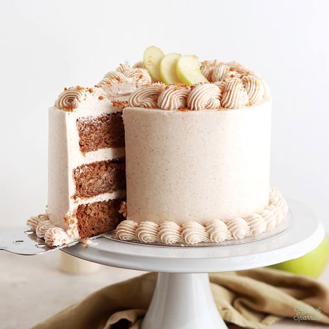 Apple Spice Cake with Cinnamon-Vanilla Buttercream Vanilla Pumpkin Cake, Bourbon Spice Cake, Fall Cake With Flowers, Apple Pie Spice Cake, Carrot Apple Cake, Gluten Free Apple Spice Cake, Spice Cake Desserts, Spice Cake Recipes From Scratch, Cake Flavor Combos