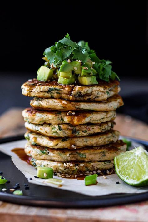 Fast, easy, and healthy savory green pancakes loaded with toppings and a spicy sweet sauce that's irresistible. Delicious vegan dinner sorted! Savoury Pancake Recipe, Veggie Pancakes, Green Onions Recipes, Green Onion Pancake, Green Pancakes, Spinach Pancakes, Pancakes Vegan, Pancake Toppings, Savory Pancakes