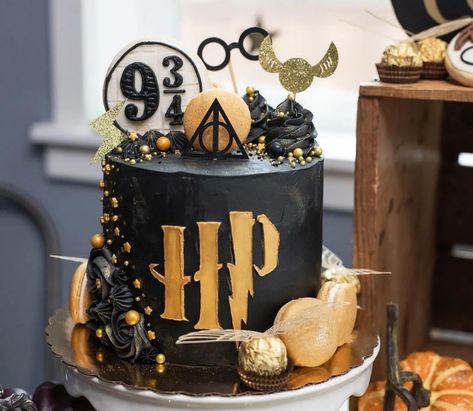 Harry Potter Birthday Cake Ideas, Tort Harry Potter, Harry Potter Theme Cake, Harry Potter Themed Birthday, Gateau Harry Potter, Harry Potter Twins, Harry Potter Cupcakes, Harry Potter Theme Birthday, Cumpleaños Harry Potter