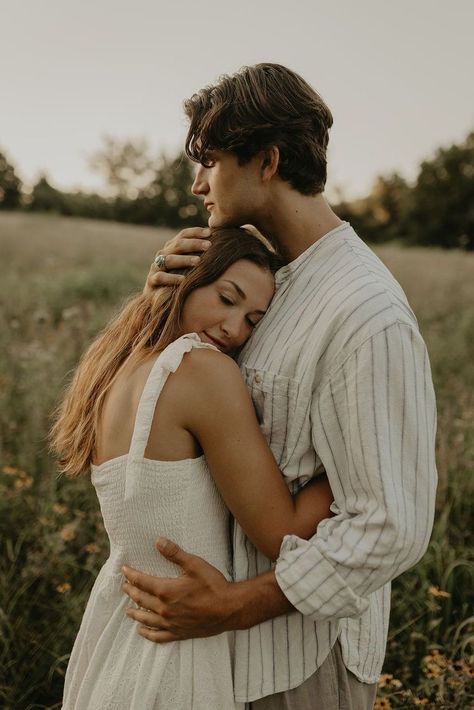 Styled Photoshoot Ideas Couples, Natural Poses For Couples, Grassy Engagement Pictures, Poses For Height Difference Couples, Engagement Photo Inspo Field, Unique Couple Shoot Ideas, Engagement Session Outfit Ideas, Shy Couple Poses Photography, Late Summer Engagement Pictures