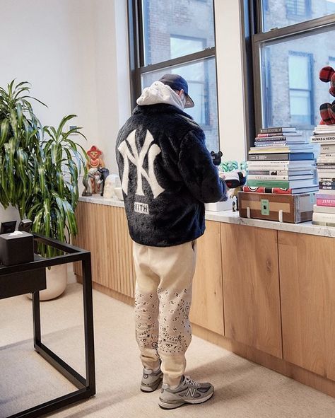 Yankees New York Streetwear Men’s Style Kith RONNIE Fieg. Dapper Street Casual Men, New York Streetwear, New Balance Outfit, Streetwear Inspo, Ronnie Fieg, New York Street Style, Black Men Street Fashion, Street Style Outfits Men, Mens Outfit Inspiration