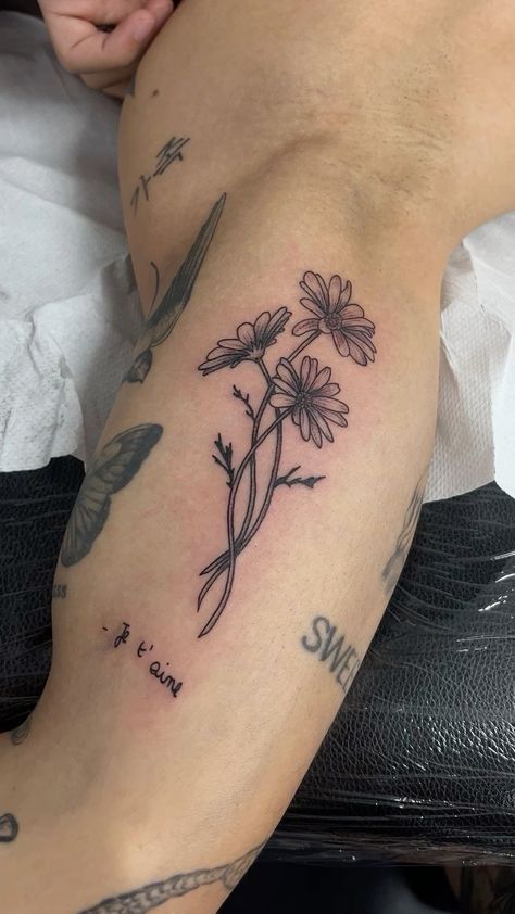 Fuller Tattoo Ideas, Patchwork Tattoo Flower, Patchwork Plant Tattoo, Tattoo Ideas For Men Flowers, Shoulder Patchwork Tattoo, Patchwork Tattoo Stencil, Good News Tattoo, Posh Tattoo, Tattoo Forearm Women