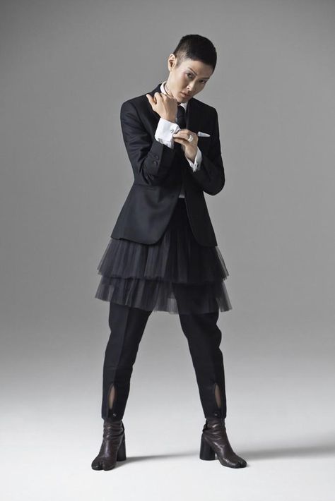 Love the androgyny in this. Nonbinary Prom Outfit, Queer Prom, Jenny Shimizu, Enby Fashion, Androgynous Outfits, Gender Fluid Fashion, Androgynous Look, Campaign Fashion, Tuxedo Dress