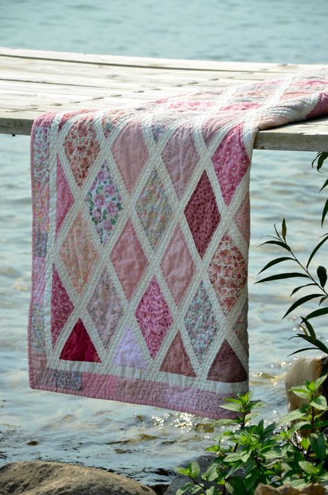 Diamonds are a Girl’s Best Friend quilt - inspired by the quilt that Jane Austen made. Quilt Modernen, Pretty Quilt, Pink Quilts, Quilt Baby, Patchwork Quilting, Girls Quilts, Scrappy Quilts, Quilt Block Patterns