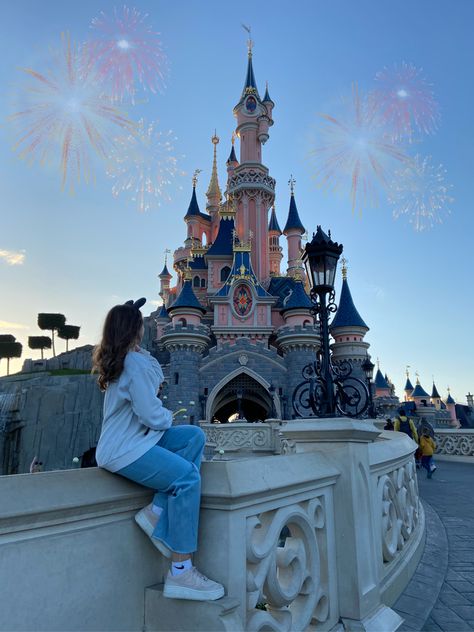 Disney Paris Picture Ideas, Pictures In Front Of Disney Castle, Disneyland Picture Poses, Disney Paris Photos, Disney World Vision Board, Tokyo Disneyland Photo Ideas, Pics To Take At Disneyland, Disneyland Paris Photos, Disney Paris Photo Ideas