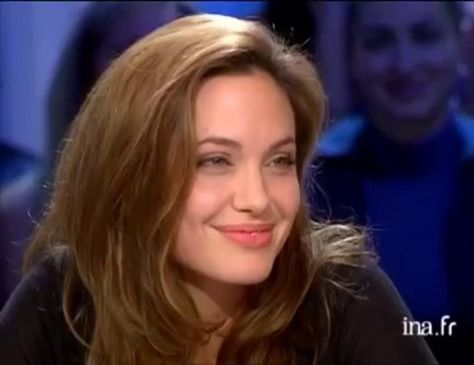 Angelina Jolie Fan — Funny Angelina. She seemed so embarrassed! Angelina Jolie Young, Angelina Jolie 90s, No Scrubs, Angelina Jolie Makeup, Angelina Jolie Style, Female Faceclaims, Angelina Jolie Photos, Jolie Pitt, No Love