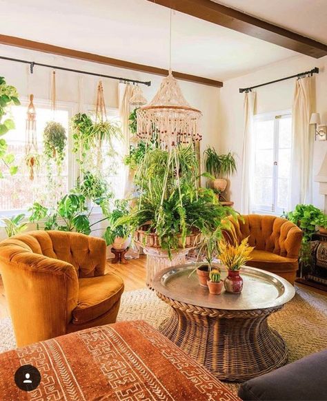 Salons Cottage, Lots Of Plants, Bohemian Interior Design, Bohemian Living Rooms, Vintage Tiki, Cottage Living Rooms, Hippie Decor, Bohemian Interior, Bohemian Living