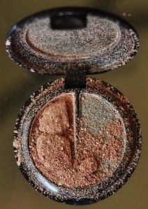 Katie.J.Gibson: Pinterest Love how to fix your broken eye shadow Fix Broken Eyeshadow, Broken Eyeshadow, Broken Makeup, Powder Makeup, I Love Makeup, Woman Painting, All Things Beauty, Household Hacks, Beauty Secrets