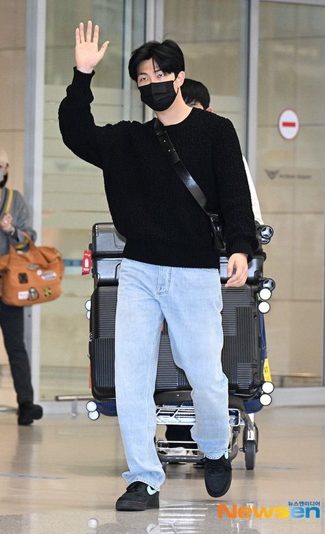 BTS PICS FOLDER 📁 on Twitter: "[📸 PHOTOS] #RM has safely arrived back in Korea from Milan.. (4) [source: k-media] https://t.co/dDdYquRcGa" / Twitter Rm Airport Fashion, Rm Airport, Enhypen Airport, Bts Airport, Streetwear For Men, Airport Fits, Bts Inspired Outfits, Bts Pics, Rm Bts