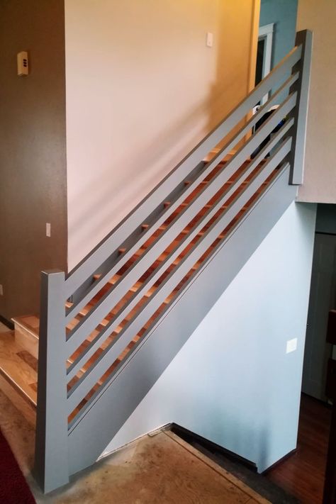 This is how I designed and built this horizontal railing to replace our old outdated railing! Modern Railing Design, Stairway Railing Ideas, Horizontal Railing, Beach Stairs, Wood Railings For Stairs, Garage Stairs, Interior Stair Railing, Stairs Renovation, Modern Railing