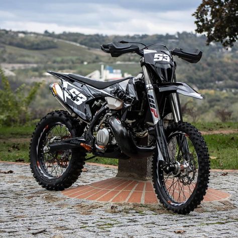 Ktm Dirt Bikes, Moto Custom, Cool Dirt Bikes, Image Moto, Enduro Motorcycle, Motorbike Accessories, Ktm Exc, Dream Cars Jeep, Bike Pic