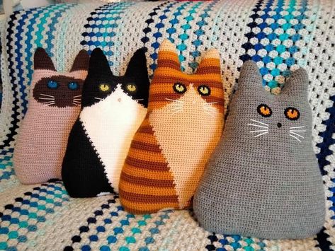 Crochet Cat Pillow, Colorful Crochet Blanket, Kat Haken, Crochet Pillow Patterns Free, Modern Crochet Blanket, Crochet Pillow Cover, Animal Knitting Patterns, Crochet Cat Pattern, Crochet Pillow Pattern