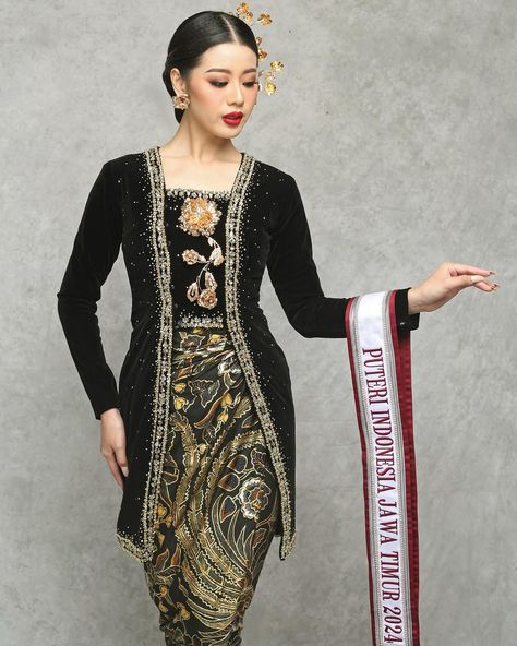 Melati tedja - Puteri Indonesia Jawa Timur 2024 menggunakan kebaya. Indonesia traditional clothing. #culture #budaya #batik #javanese #asia #clothes #attire #outfit #dress Kebaya Sulam, Kebaya Peranakan, Indonesian Clothing, Indonesian Kebaya Modern, Pre Wedding Photoshoot Theme, Model Dress Kebaya, Adat Jawa Timur, Model Kebaya Tile Modern, Dress Kebaya