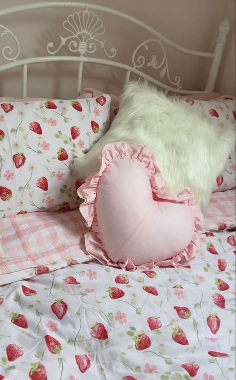 Kawaii Bedroom, Dekorasi Kamar Tidur, Girly Room, Heart Pillow, Cute Bedroom Decor, Cute Room Ideas, Pretty Room, Dreamy Room