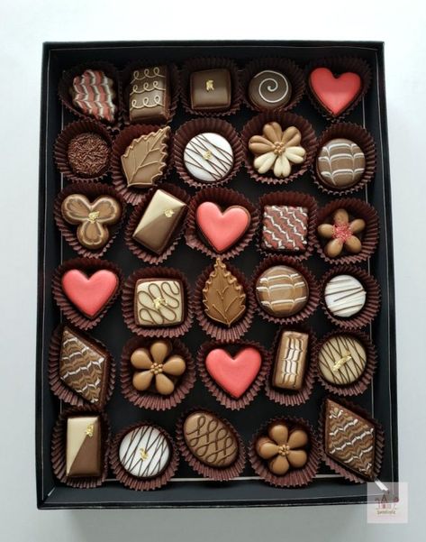 (Video) Simple Valentine Box of Chocolates Decorated Cookies | Sweetopia Essen, Chocolate Business Ideas, Homemade Chocolate Bars, Chocolate Candy Recipes, Assorted Chocolates, Chocolate Diy, Chocolate Pictures, Chocolate Sugar Cookies, Chocolate Covered Treats