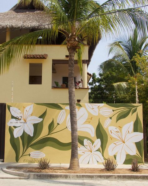 Flores para Casa Lily Painting Ideas For Garden Walls, How To Paint A Mural, Floral Wall Mural Painting, Outside Wall Paint, House Mural, Flower Wall Design, Creative Wall Painting, Flower Mural, Baby Room Diy