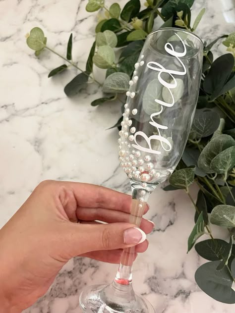 Bride Crafts, Bridal Shower Glasses, Pastel Themed Wedding, 10 Year Anniversary Party, Personalized Bridal Gifts, Bridesmaid Wine Glasses, Pastel Wedding Theme, Customized Accessories, Bride Diy