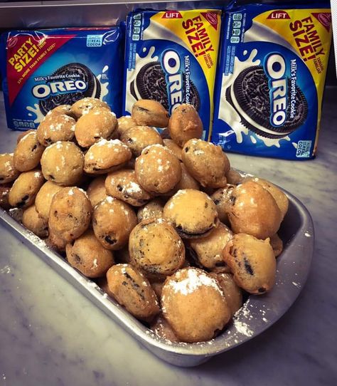 Deep Fried Oreos, Fried Oreos, Sleepover Food, Junk Food Snacks, Food Therapy, Yummy Comfort Food, Food Drinks Dessert, Food Goals, Oreo Cookies