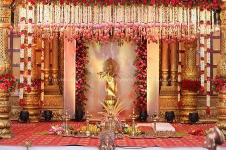 Tamil Marriage Stage Decoration, Simple Hindu Wedding Stage Decorations, Tamil Wedding Inspiration, Muhurtham Stage Decor, Lotus Stage Decoration, Traditional Stage Decoration For Wedding, Hindu Marriage Stage Decoration, Tamil Wedding Stage Decoration, Hindu Traditional Wedding Stages