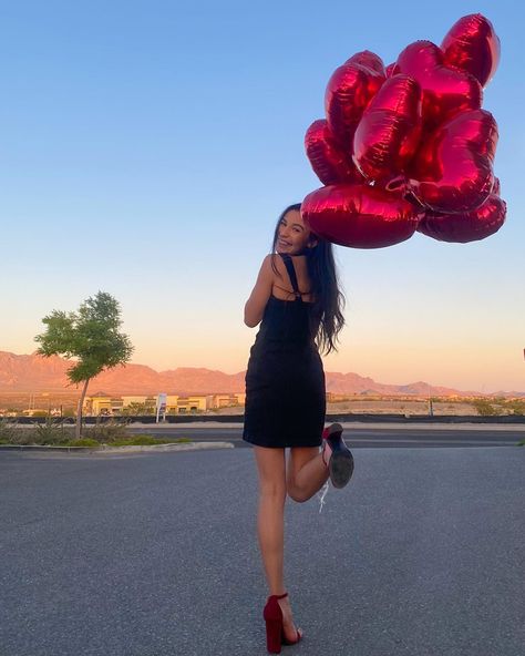 Photoshoot with heart-shaped balloons Balloons Graduation, Valentine Photo Shoot, Red Bridal Dress, Valentine Picture, Balloon Pictures, Valentines Balloons, Valentines Day Photos, Red Sunset, Cute Photo