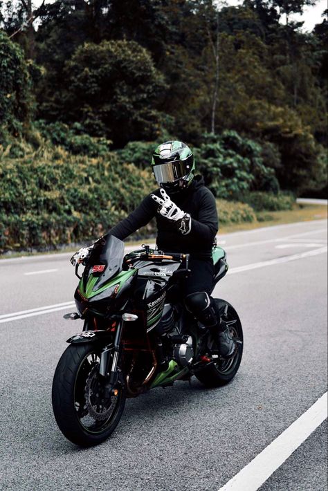 Z800 Kawasaki Wallpaper, Gost Rider, Bike Pose, Biker Photos, Tmax Yamaha, Kawasaki Z800, Gym Workout Guide, Harley Davidson Wallpaper, Kawasaki Bikes