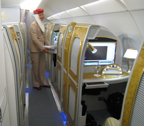 first class Qatar airways Premiere classe Qatar Emirates Airline Cabin Crew, Emirates Airbus, Emirates A380, Mini Cabin, Stewardess Uniform, Airline Cabin Crew, Emirates Airline, Air Photo, Cabin Interiors