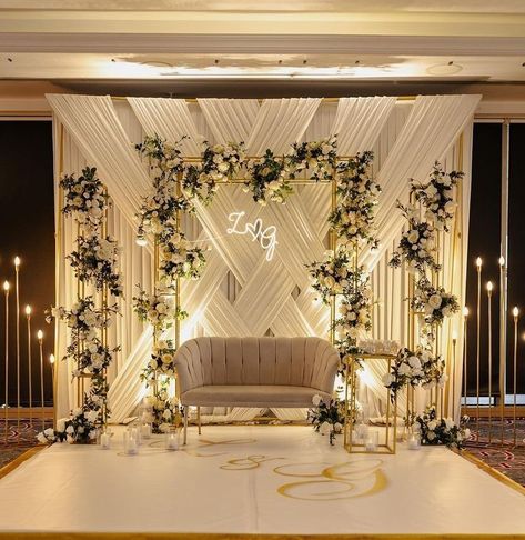 Engagement Set Up Ideas, Stage Wedding Decor, Engagement Decoration Ideas, Backdrops For Engagement, Wall Design Outdoor, Engagement Backdrop Ideas, Wedding Decor Backdrop, Event Wall, Baat Pakki