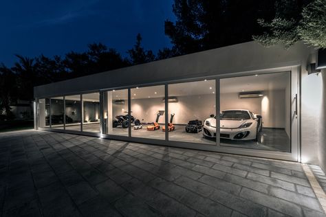 20 Car Garage, Big Garage House, House Car Parking Design, Modern Garage Design Interior, Luxury Home Garage, Modern House Garage, Home Car Garage, Luxury Garage Design, Mansion Garage