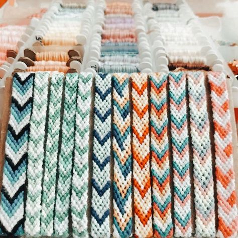 Boho Thread Bracelets, Preppy String Bracelets, Friendship Bracelets Aesthetic, Chevron Bracelets, Chevron Friendship Bracelets, Diy Bracelets With String, String Bracelet Patterns, Diy Friendship Bracelets Tutorial, Friendship Bracelet Patterns Easy