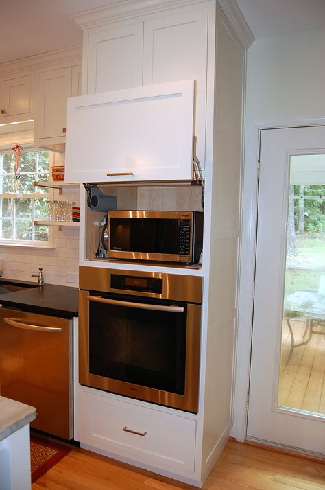 hidden microwave above wall oven unit  kitchen design by Leslie Stephens Design  www.lesliestephensdesign.com Oven Cabinet, Small Kitchen Design Ideas, Rustic Country Kitchens, Small Kitchen Design, Single Wall Oven, Kitchen Solutions, Casas Coloniales, Modern Kitchen Cabinets, Apartment Kitchen