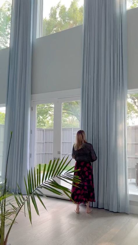 Curtains To Cover Walls, Tall Window Curtains, High Ceiling Living Room Modern, Big Window Curtains, High Ceiling Curtains, Long Curtains Living Room, Big Windows Living Room, Long Window Curtains, Tall Curtains