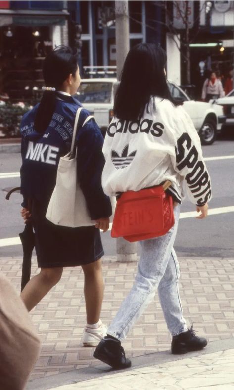 Sporty Fashion - Japan 1986 Japan 90s Fashion, 90s Japan Fashion, 90s Japanese Fashion, Japan Fashion Street, Tokyo Street Style, Estilo Hip Hop, 90s Streetwear, Japan Girl, Japanese Street Fashion