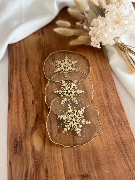 Resin Crafts For Christmas Gifts, Holiday Resin Coasters, Resin Christmas Gift Ideas, Winter Resin Coasters, Epoxy Resin Christmas Decorations, Winter Resin Ideas, Holiday Resin Crafts, Resin Christmas Coasters, Christmas Resin Art